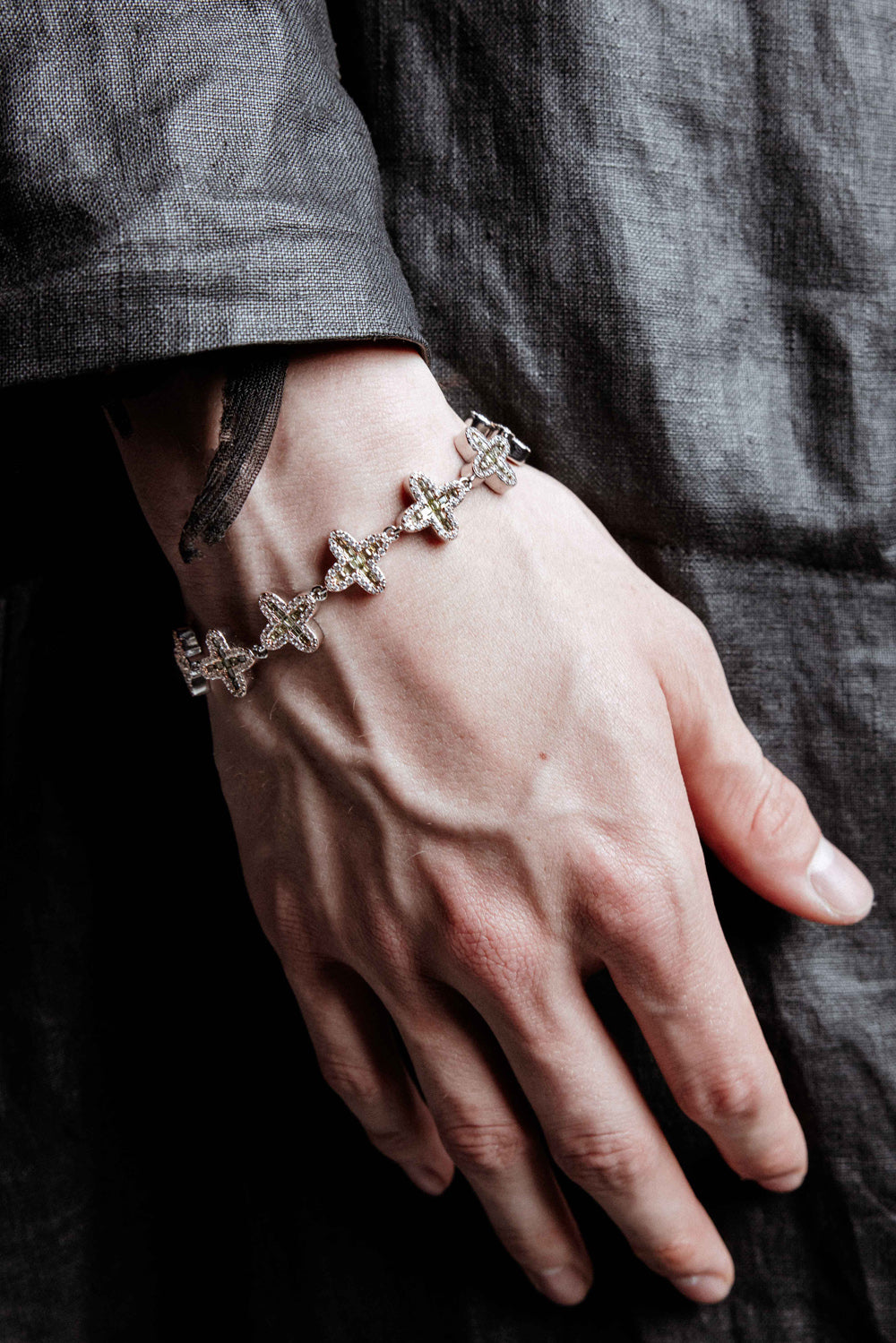 DARKAI Clover Baguette Peridot Bracelet Main Picture