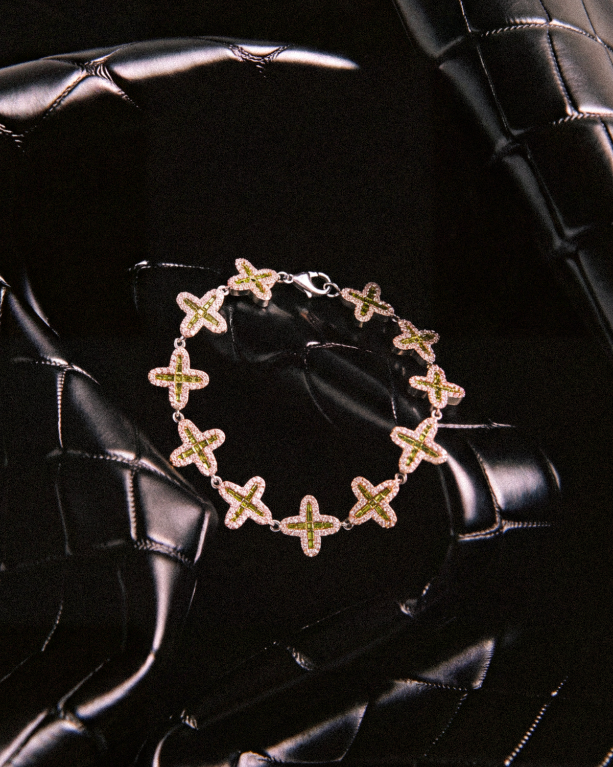 DARKAI Clover Baguette Peridot Bracelet Ambient Picture