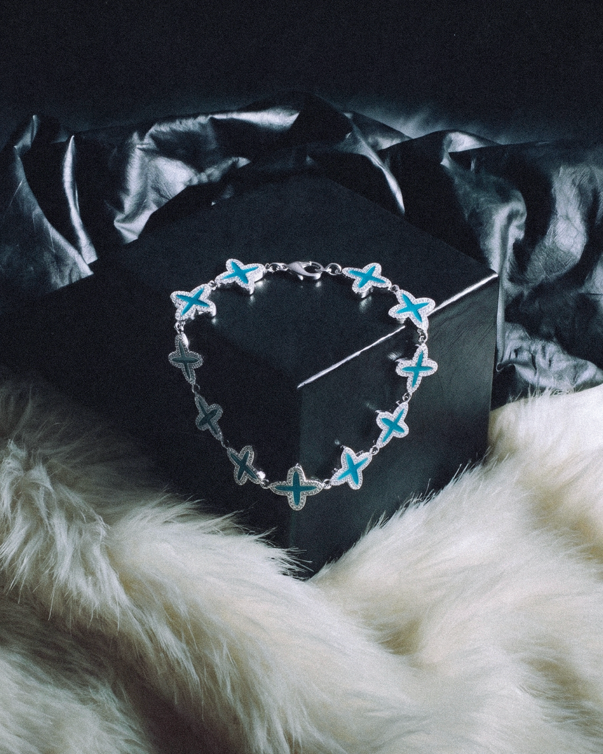 DARKAI Clover Petroleum Bracelet Ambient Picture