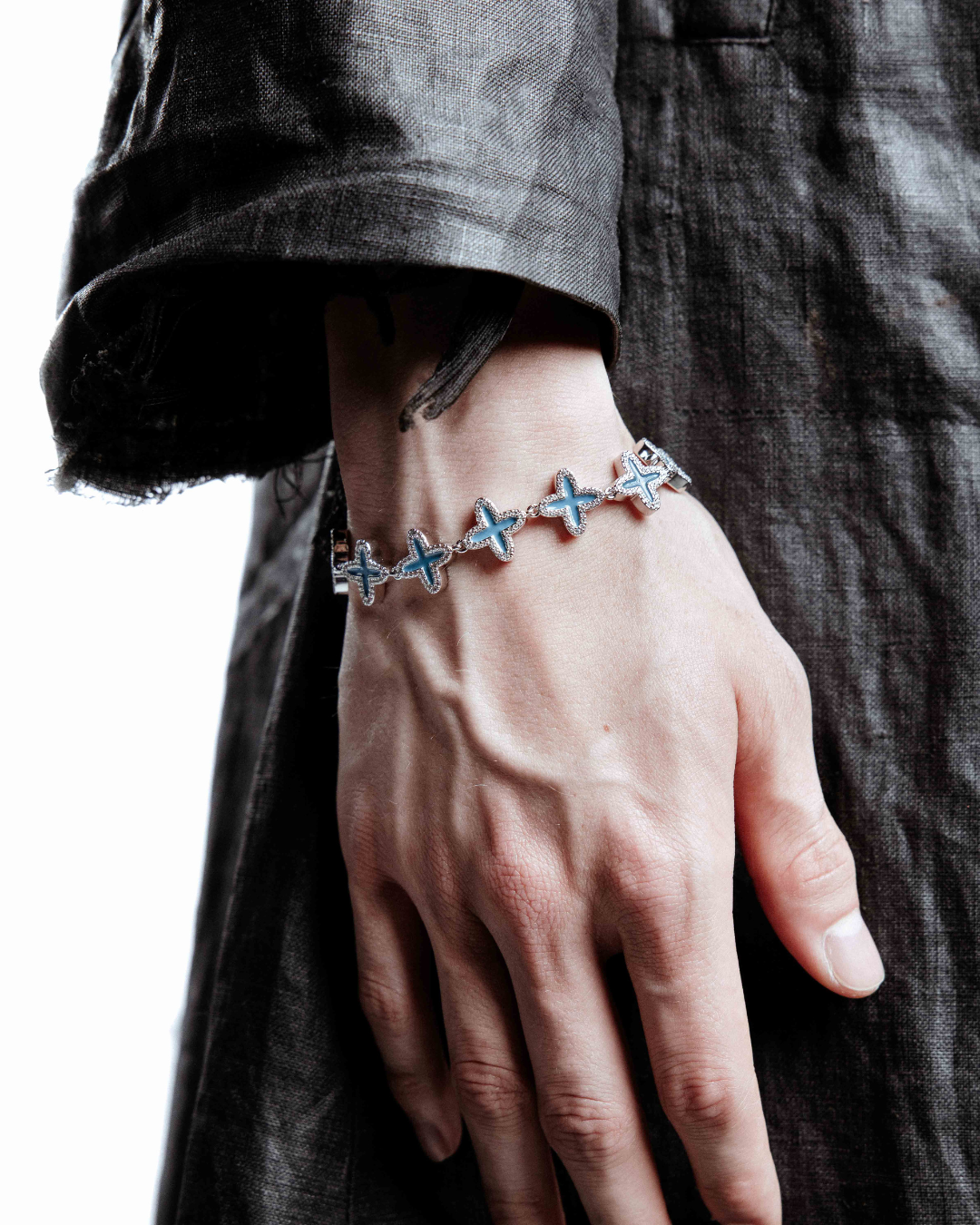DARKAI Clover Petroleum Bracelet Male Model Picture