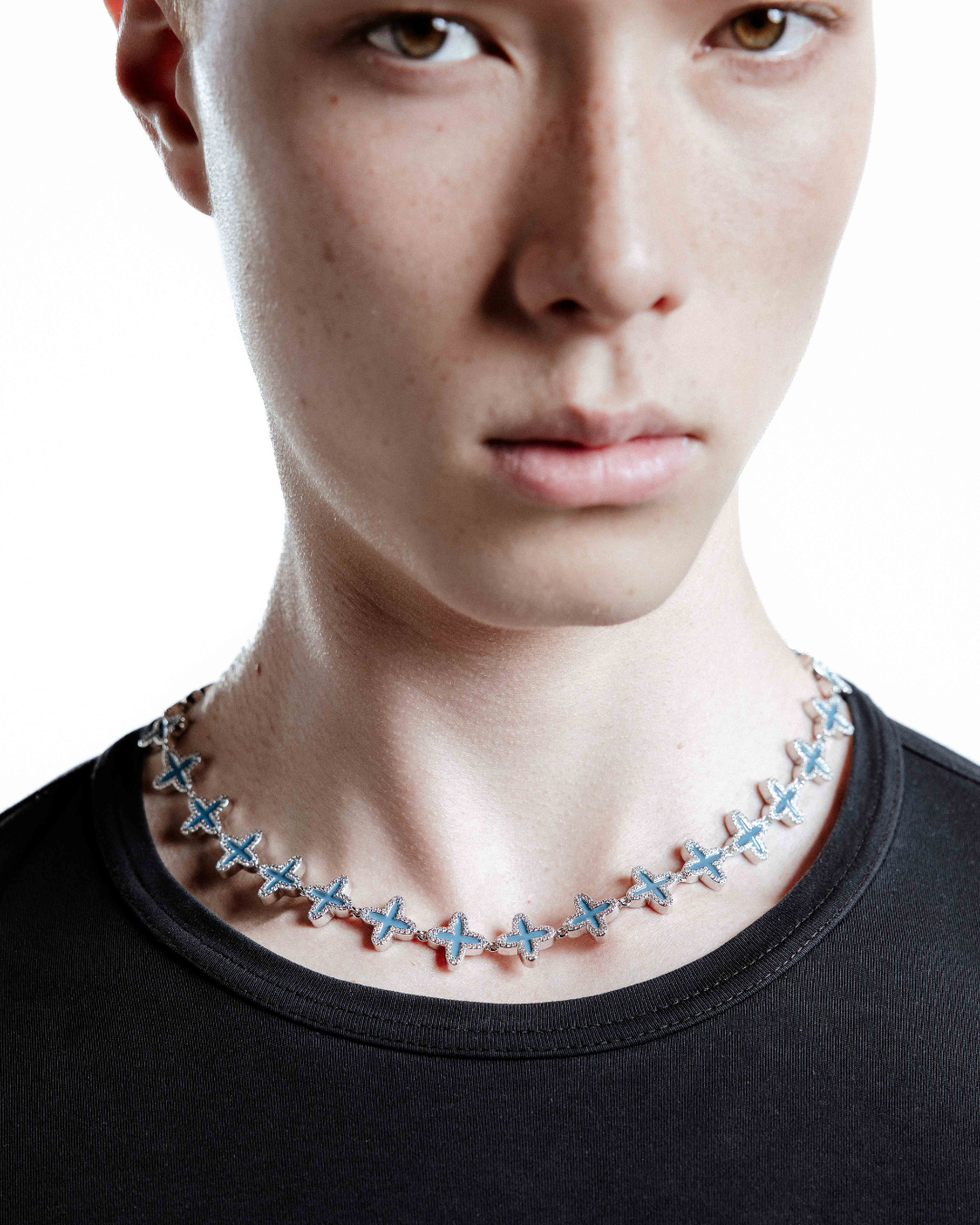 DARKAI Clover Petroleum Necklace Male Model Picture