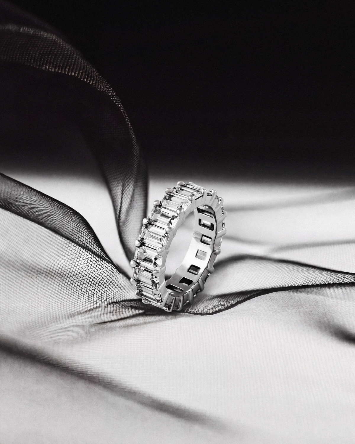 DARKAI Emerald Tennis Ring Ambient Picture