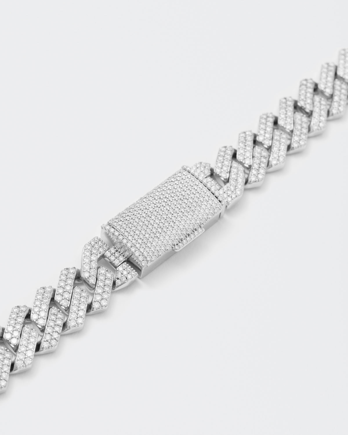 DARKAI Fine Jewelry White Prong Pavé Necklace Detail Picture