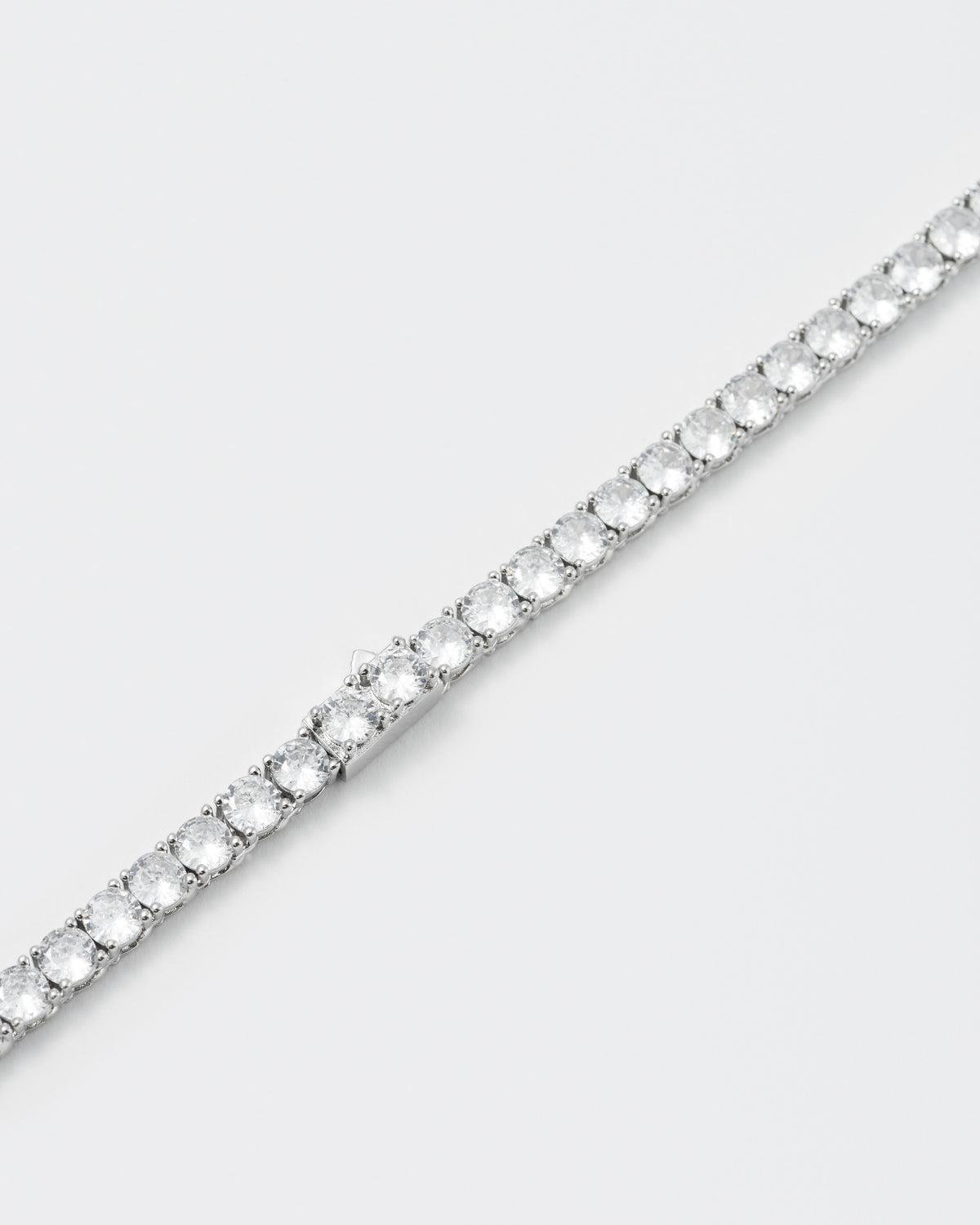 detail of tennis necklace with 18kt white gold coating and hand-set round brilliant-cut stones in diamond white