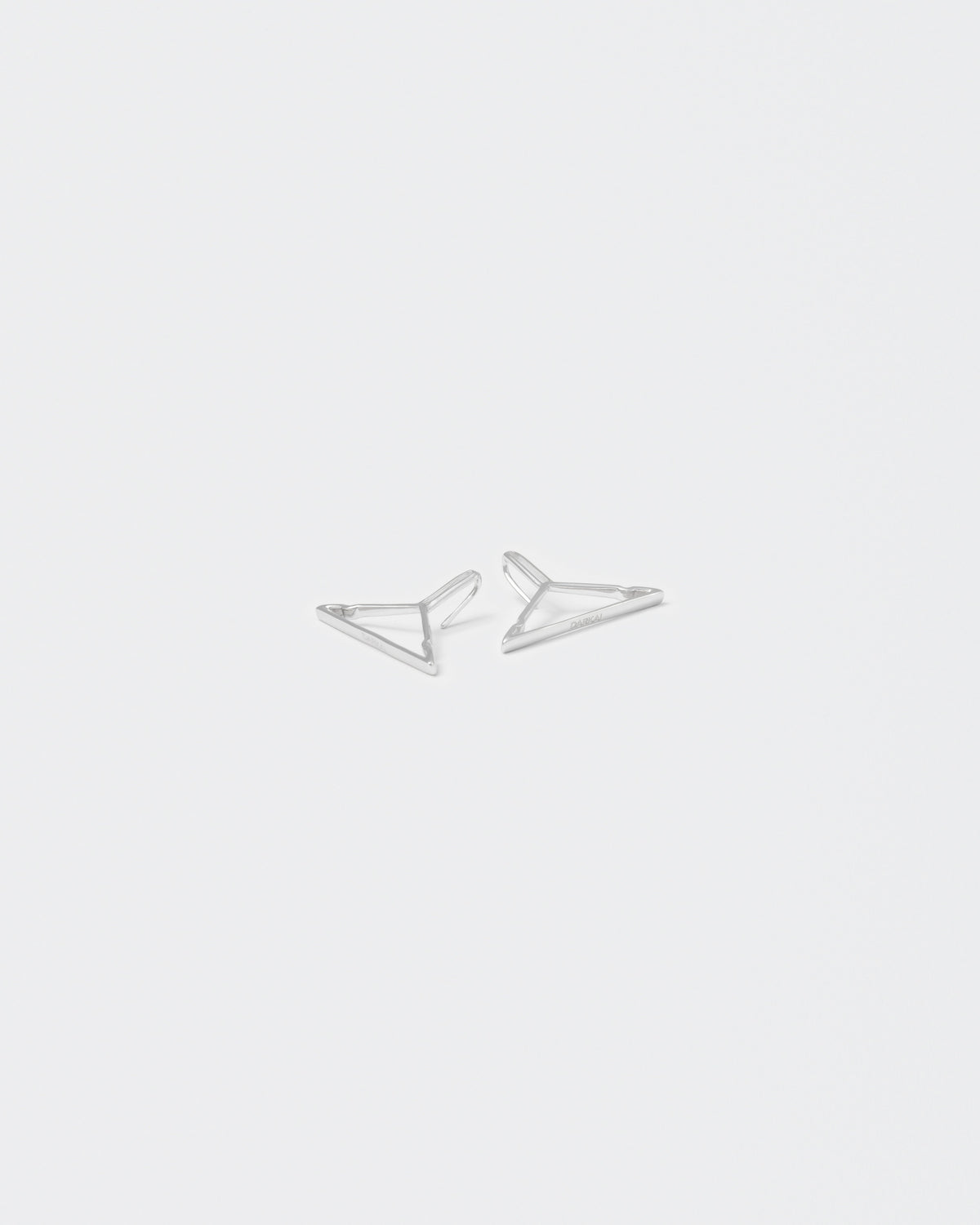 hanger shaped earrings with 18kt white gold coating, silver 925 pin and engraved logo.