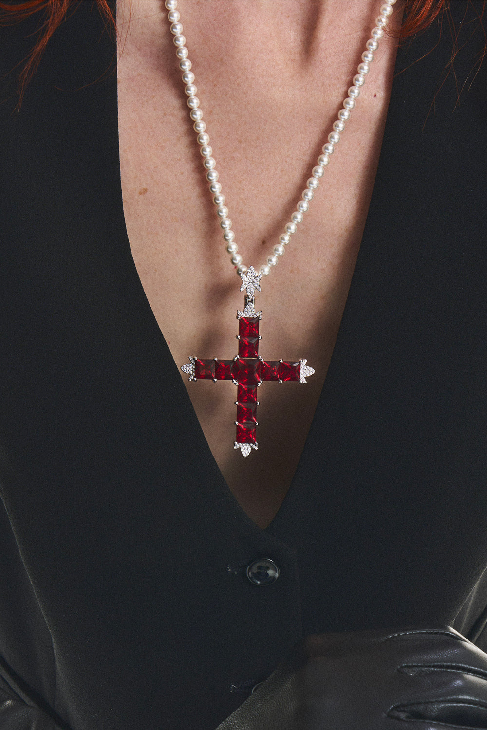 DARKAI Diana Pearls Necklace Detail on Female Model