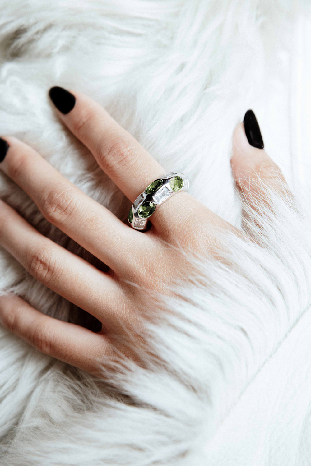 DARKAI Peridot Stones Ring Model Picture